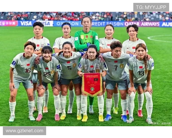 中国U17女足全家福留影展现团结备战亚洲杯决心